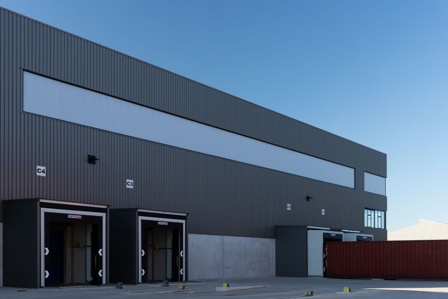 Dock houses met voorzetsluizen om containers direct vanaf het schip voor het magazijn te plaatsen om te laden en lossen.